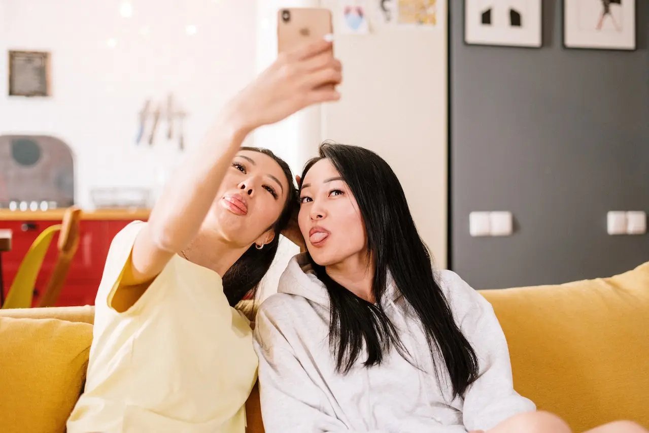 millenials using an eyewear filter on Instagram